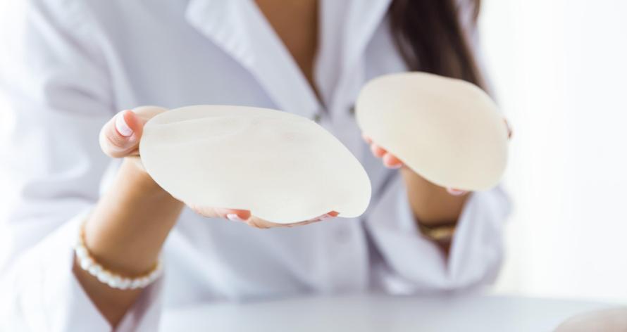 female-doctor-choosing-mammary-prosthesis-office-min female-doctor-choosing-mammary-prosthesis-office-min
