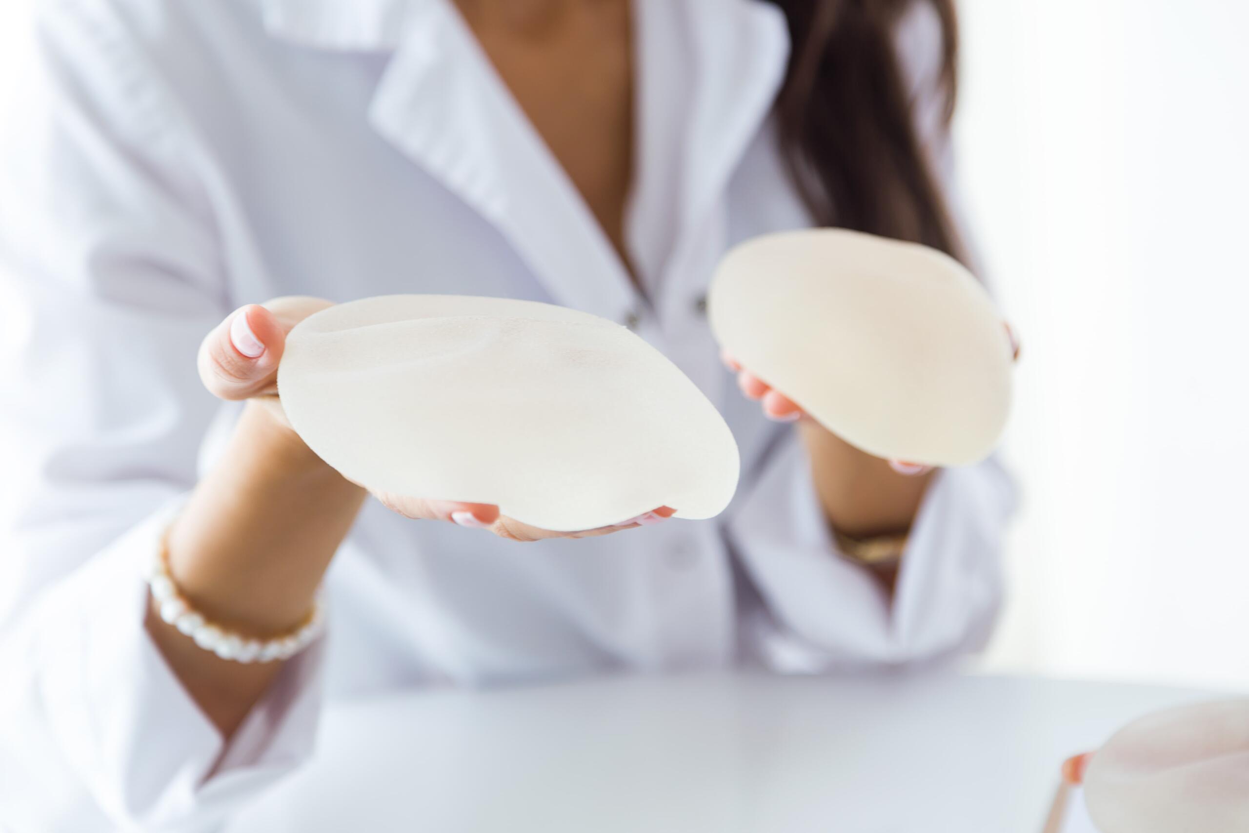 female-doctor-choosing-mammary-prosthesis-office-min female-doctor-choosing-mammary-prosthesis-office-min